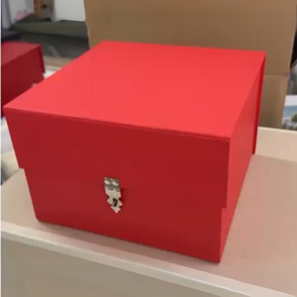 Caixa Cartonada com fechamento externo e berço interno-CX03