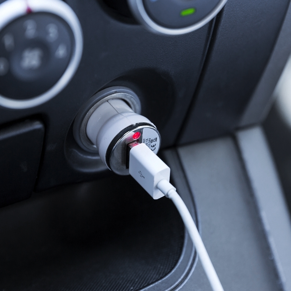 Carregador Veicular BRANCO-ID XZ 13235-BRA