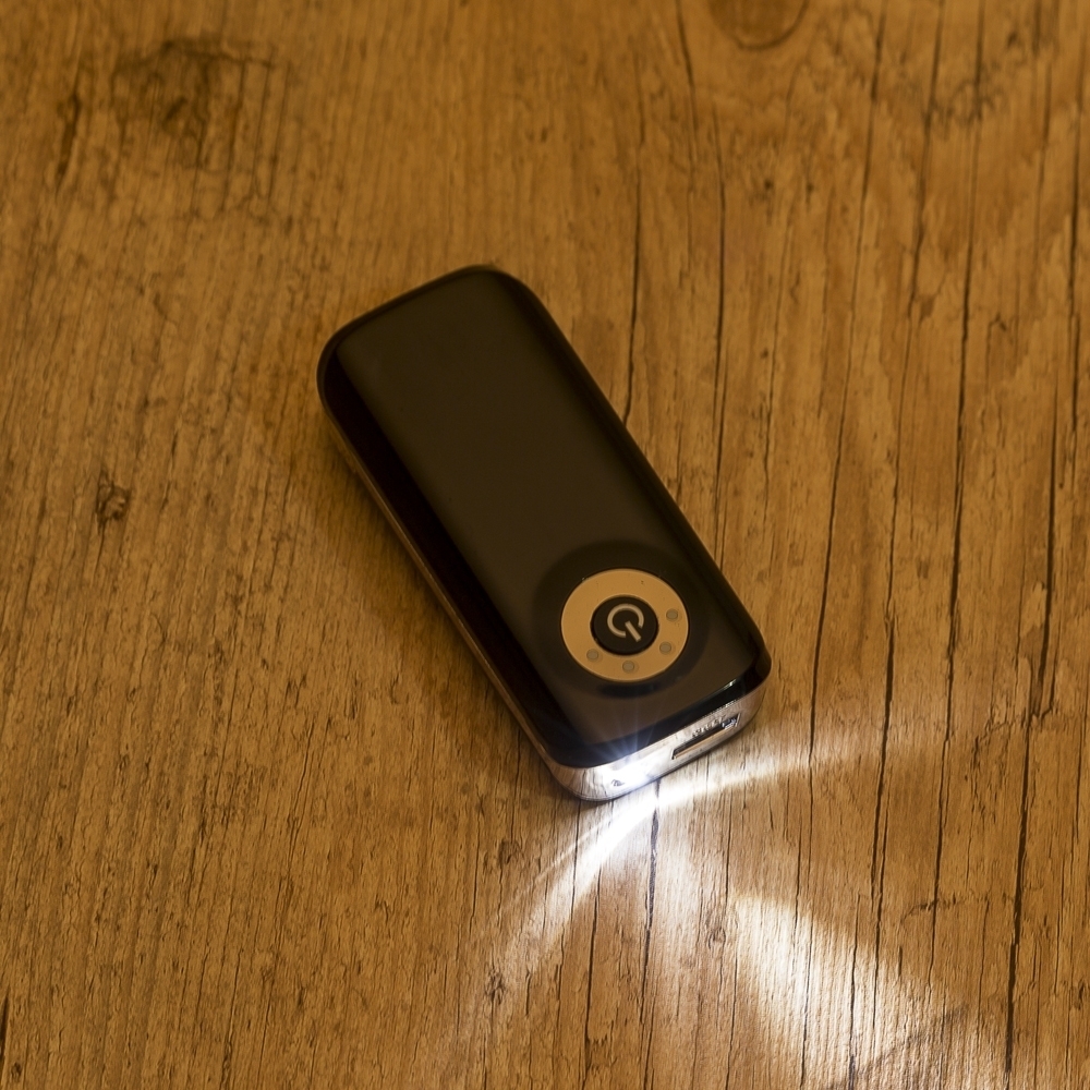 Power Bank Plástico com Indicador Led e Lanterna PRETO-ID XZ 12792-PRE